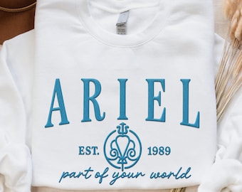 Sudadera bordada de Ariel (Est. 1989), cuello redondo bordado de La Sirenita, frase "Parte de tu mundo", atuendo de Disney para niña.