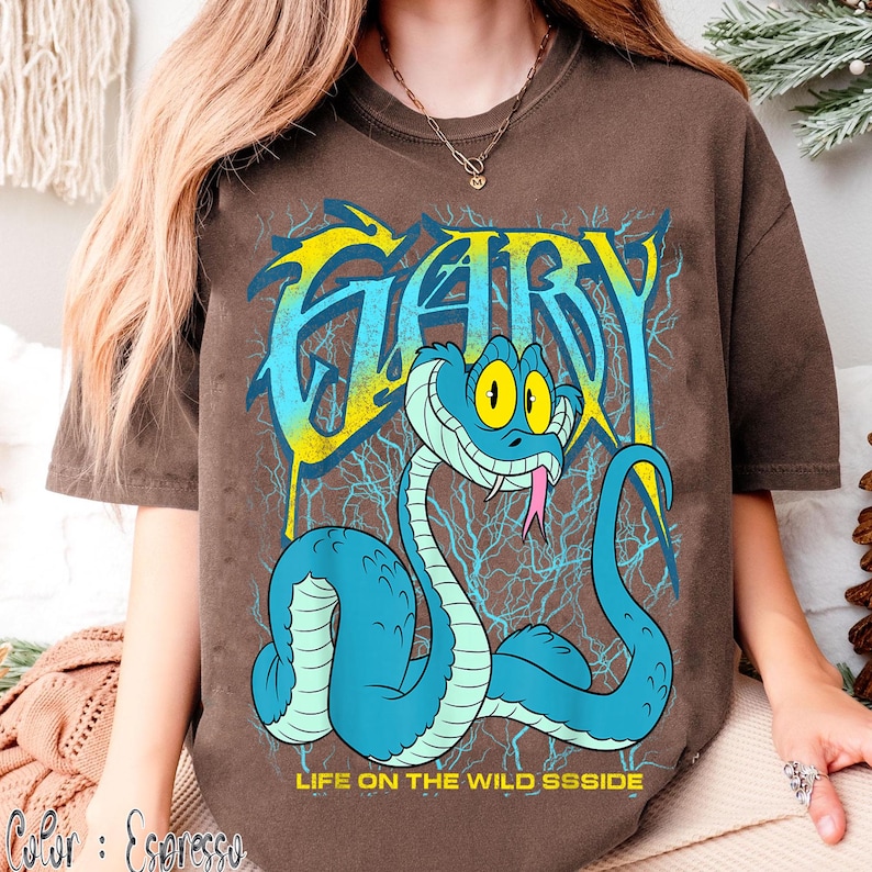 Op de afbeelding: Een witte keramische mok met een zwarte handgreep en de tekst "But First, Coffee" in een vetgedrukte, zwarte letter. De mok staat tegen een vage achtergrond, wat een gezellige setting suggereert.