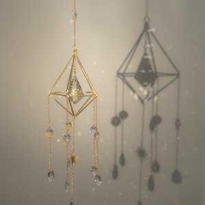 Kristall Suncatcher - hängendes Fensterprisma für Licht & Regenbogen - Minimalistisches Wohndekor oder Geschenk