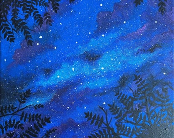 Peut inclure: Une peinture représentant un ciel nocturne avec des étoiles blanches et une nébuleuse violette et bleue. Le ciel est encadré par des silhouettes noires d'arbres.