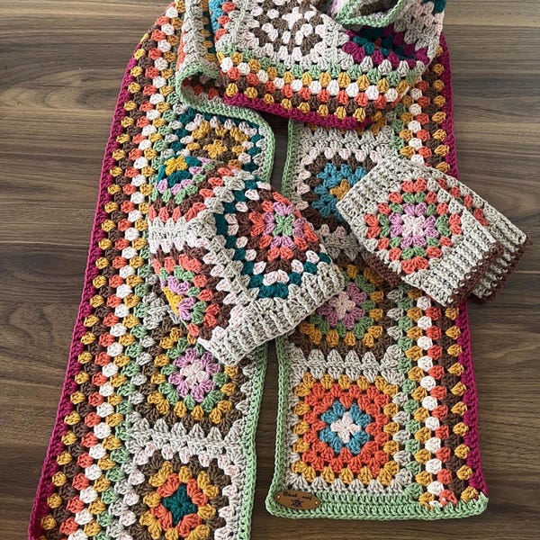 ハンドメイドのクロシェ編みのおばあちゃんスクエアスカーフとベレー帽セット