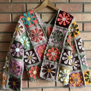 Cardigan all&#39;uncinetto con margherite, cardigan floreale all&#39;uncinetto, cardigan oversize con margherite fatto a mano, maglione in stile vintage, graziosi abiti fatti a mano