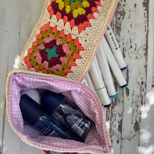 Handgemachte gehäkelte Brieftasche, handgefertigte gehäkelte Brieftasche, bunte Oma quadratische Kupplung, Boho Reißverschluss Brieftasche, einzigartige Häkelgeschenke, Bücherhülle