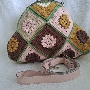 Bolso de ganchillo cuadrado de abuela hecho a mano: monedero vintage con flores de colores, cierre de metal, forro de algodón y correa de cuero rosa, regalo para el Día de la Madre