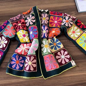 Cardigan oversize floreale all&#39;uncinetto fatto a mano - Maglione boho unico - Morbido e confortevole - Strato perfetto per la primavera e l&#39;autunno - Regalo unico nel suo genere