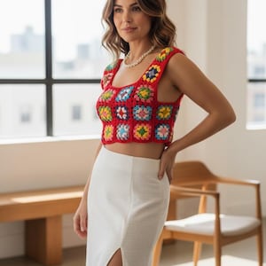 Top corto all'uncinetto Grandma Square: moda boho fatta a mano per i festival