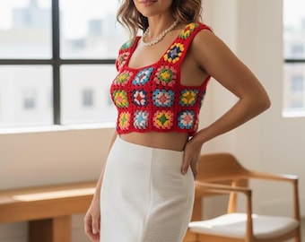 Top corto cuadrado de abuela a crochet: moda bohemia para festivales hecha a mano
