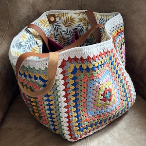 Bolso de hombro bohemio de crochet: correas de cuero, bolso de mano con flores y forro de algodón