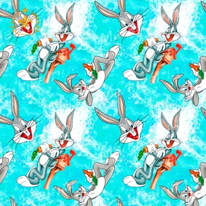 Op de afbeelding: Een naadloos patroon met een cartoonkonijn dat een wortel vasthoudt. Het konijn draagt een blauw shirt en staat op een blauw-witte achtergrond.
