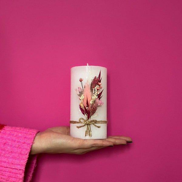 Bougie décorative avec fleurs séchées, couleurs rose pâle, blanc et fuchsia