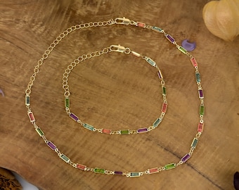 Collier et bracelet de pierres précieuses colorées • Collier avec breloques en pierres dorées • Collier en cristal délicat, cadeau pour elle
