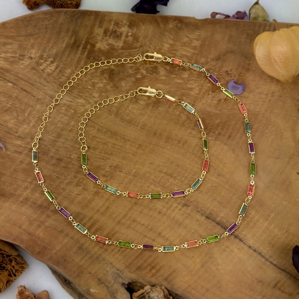 Collier et bracelet de pierres précieuses colorées • Collier avec breloques en pierres dorées • Collier en cristal délicat, cadeau pour elle