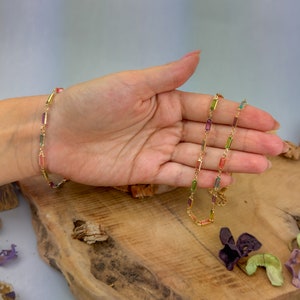 Collier et bracelet de pierres précieuses colorées Collier avec breloques en pierres dorées Collier en cristal délicat, cadeau pour elle image 3