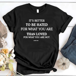 Camiseta Es mejor ser odiado por lo que eres que amado por lo que no eres, camiseta para regalo, camiseta con refranes, camiseta para mujer.