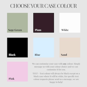 Może przedstawiać: Tabela wyboru kolor&oacute;w zatytułowana CHOOSE YOUR CASE COLOUR przedstawia siedem kwadratowych pr&oacute;bek z etykietami Sage Green, Plum, White, Black, Blue, Sand i Pink. Poniższy tekst wyjaśnia opcje dostosowywania kolor&oacute;w etui oraz kolor&oacute;w tekstu.