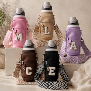 Peut inclure: Cinq porte-bouteilles avec des sangles réglables à motifs et des poches avant zippées. Chaque porte-bouteille comporte une grande lettre blanche en relief : M, L, A, C et E. Les modèles sont rose, beige, violet, marron et noir, avec bouteille.