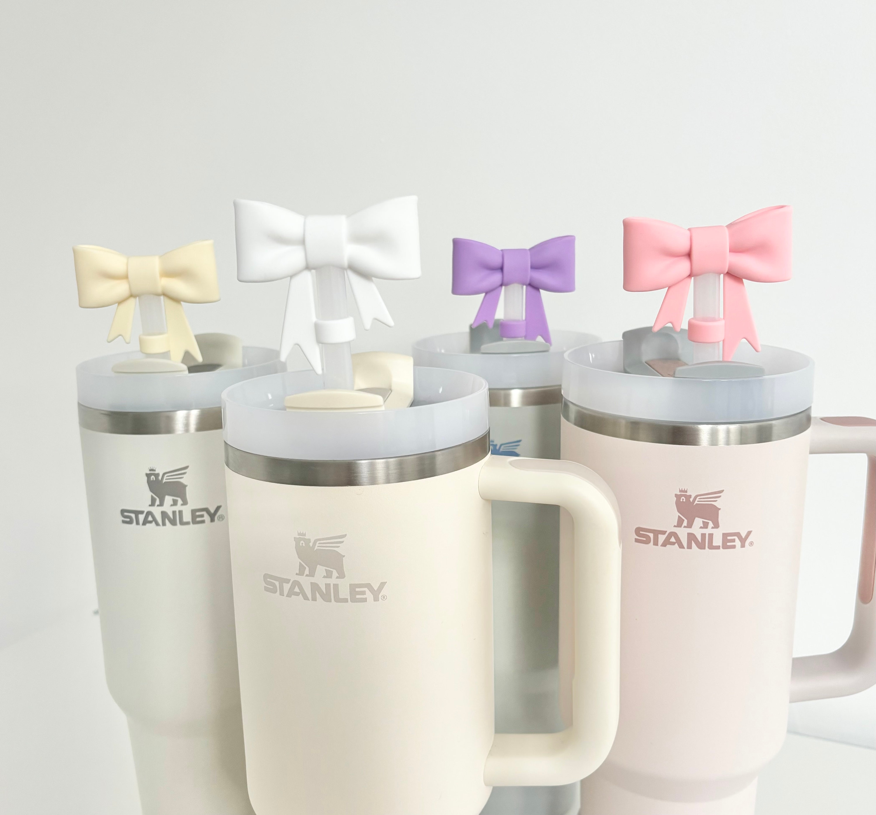 3 pezzi di copertura in paglia con fiocco rosa per Stanley Cup Topper in silicone con catena a farfalla Set di accessori per tazze per stivali in silicone per bicchiere da 30/40