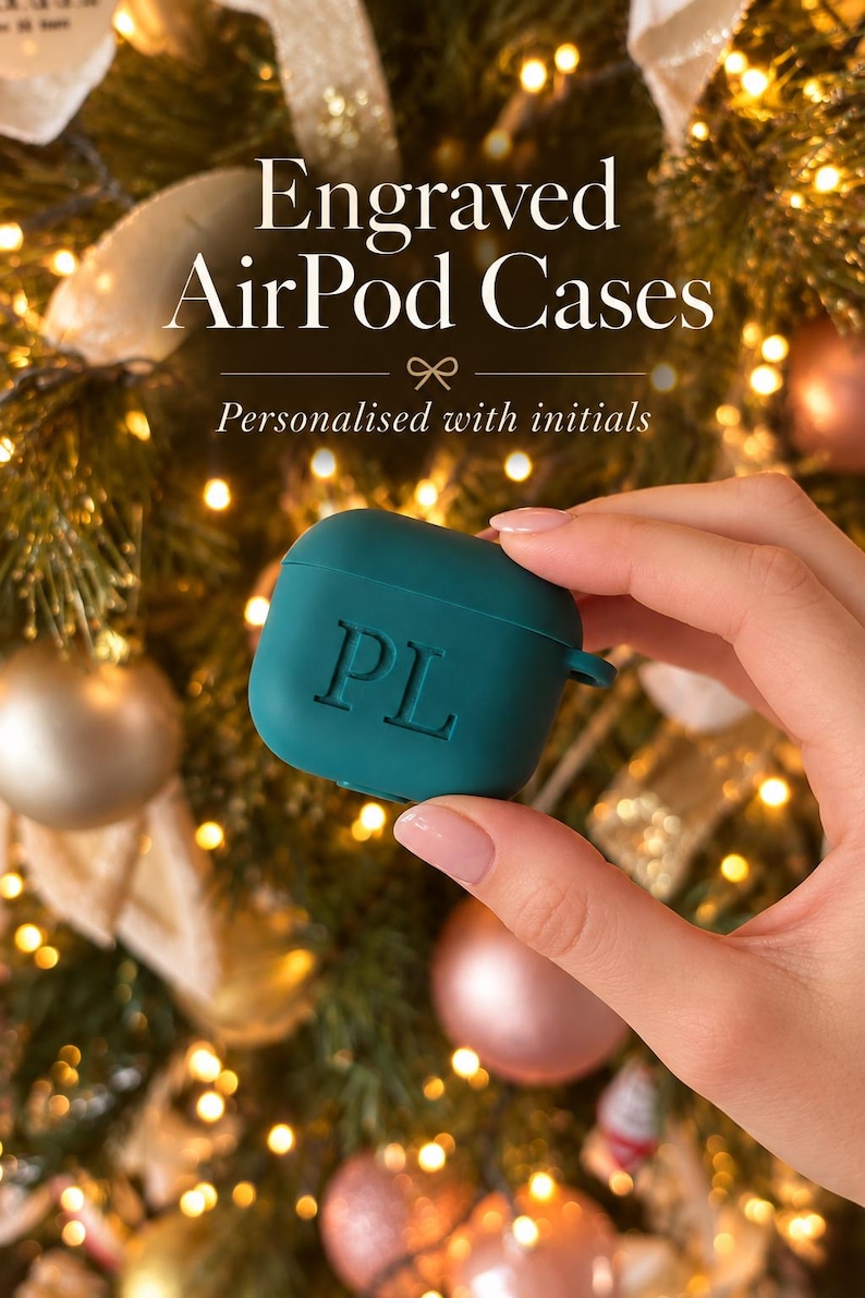K&ouml;nnte beinhalten: Eine teal-farbene Silikon-Schutzh&uuml;lle f&uuml;r AirPods mit den eingravierten Initialen PL auf der Vorderseite. Der Text Engraved AirPod Cases und Personalised with initials ist oben im Bild &uuml;ber der teal-farbenen H&uuml;lle zu sehen.