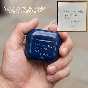Könnte beinhalten: Ein dunkelblaues Ladecase für kabellose Ohrhörer mit einer weißen, lasergravierten handschriftlichen Nachricht: Love you daddy, you are the best, I Isabelle, xoxo. Die Gravur entspricht der handschriftlichen Notiz in der oberen rechten Ecke.