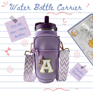 Könnte beinhalten: Ein lila Wasserflaschenträger mit einer passenden lila Wasserflasche. Der Träger hat einen goldenen Reißverschluss, einen weißen und goldenen Buchstaben "A"-Aufnäher und einen gemusterten Riemen. Der Text auf dem Träger lautet "Fits All 30oz - 40oz Bottles".
