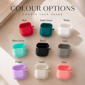 K&ouml;nnte beinhalten: Neun Silikon-Kopfh&ouml;rerh&uuml;llen in einem Raster angeordnet, beschriftet mit COLOUR OPTIONS CHOOSE YOUR SHADE. Die H&uuml;llen sind rot, dunkelgr&uuml;n, wei&szlig;, mintgr&uuml;n, schwarz, grau, lila, sandfarben und rosa, jeweils mit einem offenen Deckel.