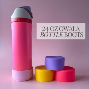 Op de afbeelding: Een roze Owala waterfles met een lichtblauwe en rode deksel en een lichtroze basis. De fles is 710 ml en wordt vergezeld door vier kleurrijke flesschoenen in geel, paars en roze.