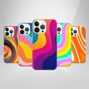 Könnte beinhalten: Fünf bunte Handyhüllen mit abstrakten, wellenförmigen Designs. Die Hüllen sind alle in verschiedenen Farben, darunter Rot, Orange, Gelb, Grün, Blau und Lila. Die Hüllen sind alle aus klarem Kunststoff gefertigt und haben eine glänzende Oberfläche.