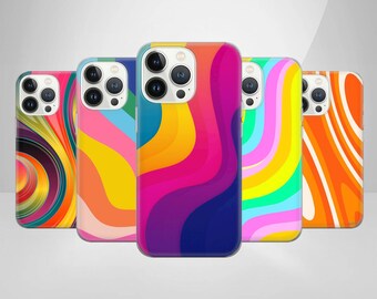 Puede incluir: Cinco fundas de teléfono coloridas con diseños ondulados abstractos. Las fundas son de diferentes colores, incluyendo rojo, naranja, amarillo, verde, azul y morado. Las fundas están hechas de un material plástico transparente y tienen un acabado brillante.