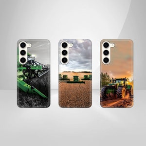 Może przedstawiać: Trzy etui na telefon z różnymi wzorami. Pierwsze etui przedstawia zielony kombajn na polu. Drugie etui przedstawia zielony traktor na polu. Trzecie etui przedstawia zielony kombajn na polu.