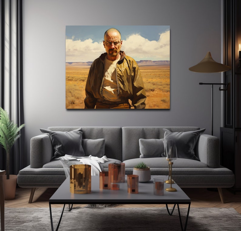 Puede incluir: Una pintura de un hombre con una chaqueta marr&oacute;n y gafas de pie en un paisaje des&eacute;rtico. El hombre tiene una expresi&oacute;n seria en su rostro.