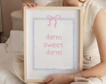 Lámina decorativa para dormitorio "Dorm Sweet Dorm Print" – Tipografía coqueta, lazo pastel, arte de pared para dormitorio (descarga digital)