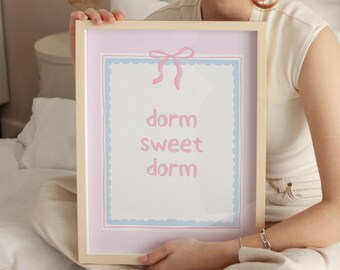 Lámina decorativa "Dorm Sweet Dorm" – Arte mural en tonos pastel para la decoración de apartamentos y residencias universitarias (descarga digital)