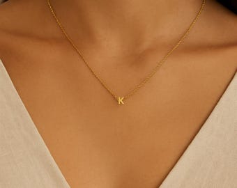 Collar con inicial diminuta, colgante minimalista con letra, chapado en oro de 14k o plata, joyería delicada y personalizada, regalo para damas de honor, collar para uso diario.