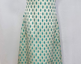 Vintage One Off Hand Made 1960 Abend / Besondere Anlässe Maxi Kleid in Silber Larme mit Grün Tear Drop Muster. Komplett gefüttert, atemberaubend