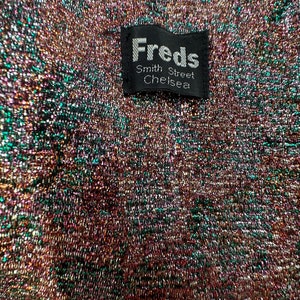 Puede incluir: Una etiqueta negra con el texto "Freds" en letras blancas, seguido de "Smith Street Chelsea" en letras blancas m&aacute;s peque&ntilde;as.