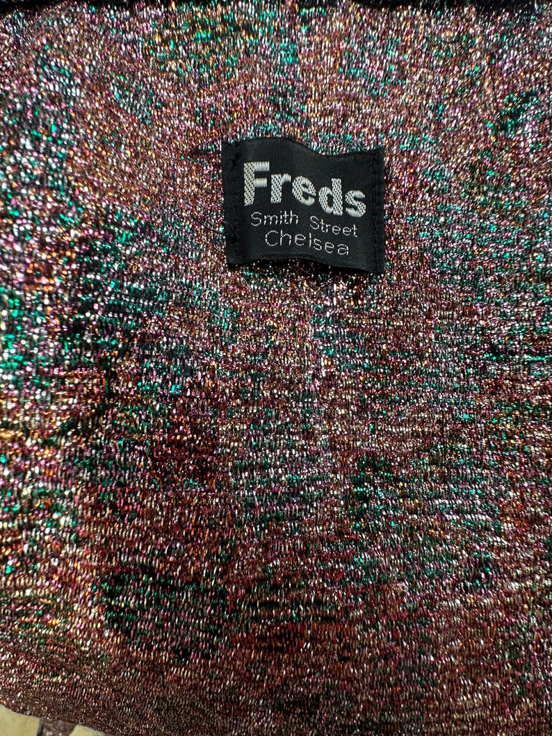 Puede incluir: Una etiqueta negra con el texto "Freds" en letras blancas, seguido de "Smith Street Chelsea" en letras blancas m&aacute;s peque&ntilde;as.