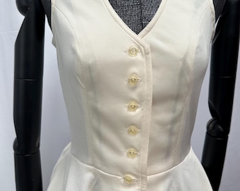 Vintage Schönes Ärmelloses Schößchen Top / Weste für Damen, Knopfleiste vorne, Cremefarbe, entworfen von Diana Mackinnon für Dawn Breaker, 1970