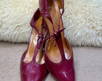 chaussures à talons hauts vintage rares pour femmes rouge foncé/bordeaux, ivoire de New Bond Street, années 1980, bout pointu, cravate sur le devant, bords perforés.