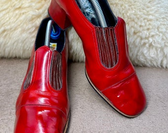 Sehr seltene Vintage Designer Damen Slip-on-Schuhe von Elliott Cateriller 1960er Jahre, rotes Lackleder, elastische Abschnitte, quadratische Kappe in Originalverpackung