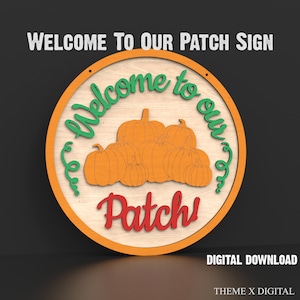 Pode incluir: Um sinal redondo de madeira com o texto "Welcome to our Patch" em letras verdes e vermelhas. O sinal é decorado com um grupo de abóboras laranja.