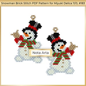 Puede incluir: Dos adornos de muñeco de nieve hechos con cuentas, con bufandas rojas y verdes, sombreros negros y detalles de estrellas doradas. Los adornos están hechos con cuentas Miyuki Delica y están etiquetados como "Nota Arta".