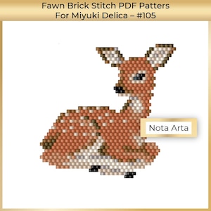 Könnte beinhalten: Ein Fawn-Muster zum Brick Stitch mit Miyuki Delica Perlen. Das Muster ist für ein Fawn mit braunen, weißen und schwarzen Perlen. Das Muster trägt den Titel "Fawn Brick Stitch PDF Patters For Miyuki Delica - #105" und "Nota Arta" befindet sich in der rechten unteren Ecke.