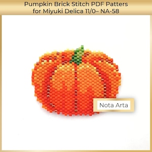 Peut inclure: Un motif de citrouille en perles de couleurs orange, rouge et vert, réalisé avec la technique du point de brique. Le texte "Nota Arta" est sur une petite étiquette rectangulaire. Le texte "Pumpkin Brick Stitch PDF Patters for Miyuki Delica 11/0- NA-58" est également présent.