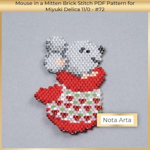 Könnte beinhalten: Eine Perlenmaus in einem Fäustlingsdesign. Die Maus ist grau mit schwarzen Augen und rosa Akzenten. Der Fäustling ist rot mit einem weißen und grünen Muster. Der Text "Nota Arta" befindet sich in einem gelben Rechteck.