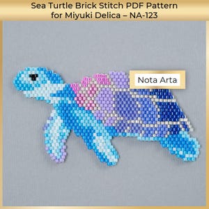 Puede incluir: Una tortuga marina de cuentas en tonos azules, morados y blancos, creada con la técnica de punto de ladrillo. El diseño es para cuentas Miyuki Delica, con el texto "Sea Turtle Brick Stitch PDF Pattern" y "Nota Arta".