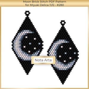 Può includere: Due orecchini a forma di diamante con un design a mezzaluna e stelle. Gli orecchini sono neri con dettagli argentati e bianchi. Il testo "Nota Arta" è visibile.