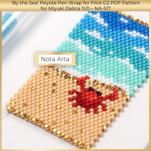 Peut inclure: Un étui à stylo perlé sur le thème de la plage. Le motif présente une plage beige avec un crabe rouge, de l'eau bleue et turquoise et un ciel bleu. L'étui à stylo est fait de petites perles et a une bordure dorée. Le texte "Nota Arta" est visible.