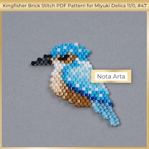 Könnte beinhalten: Ein Perlen-Eisvogel in Blau, Weiß, Braun und Gold. Die Perlenarbeit ist in Ziegel-Stich ausgeführt. Das Bild enthält den Text "Nota Arta".
