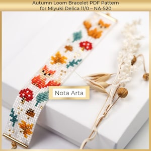 Op de afbeelding: Een geweven armband met een herfstthema, met vossen, paddenstoelen en bladeren in oranje, rood en blauwgroen tegen een witte achtergrond. De armband is gemaakt met Miyuki Delica kralen. De tekst "Nota Arta" is zichtbaar.