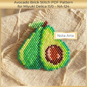 Pode incluir: Um design de abacate em contas, com um exterior verde e uma semente castanha. O texto "Nota Arta" está numa pequena etiqueta retangular. O texto "Avocado Brick Stitch PDF Pattern for Miyuki Delica 11/0 - NA-124" está no topo.